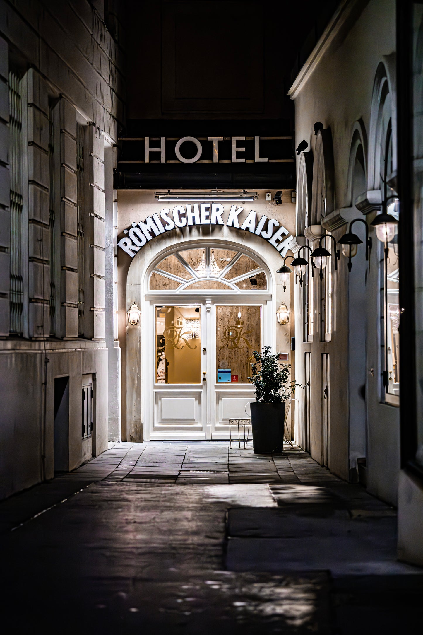 HÔTEL DANS L'ALLÉE