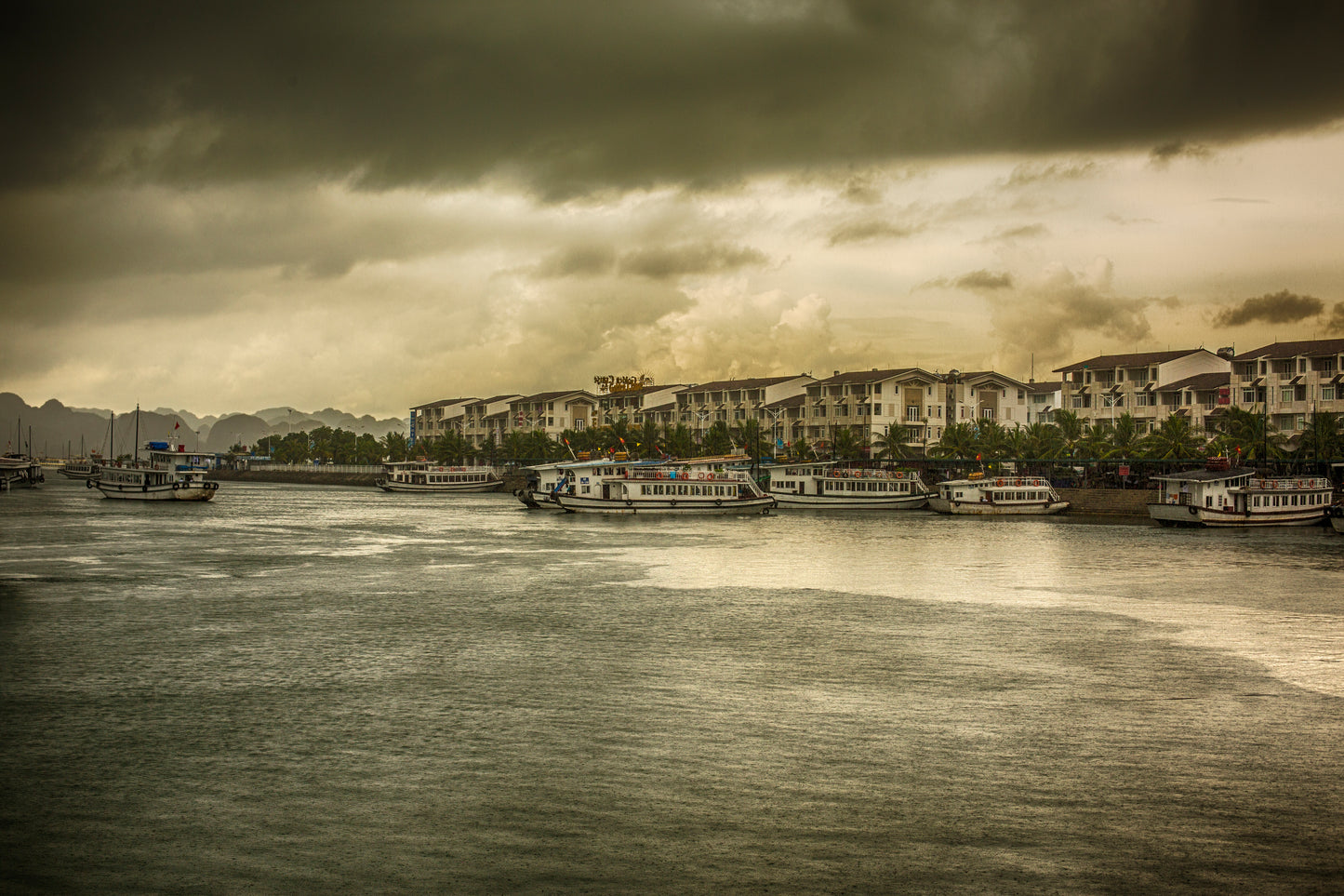 DES BATEAUX, DES EAUX ET DES LARMES